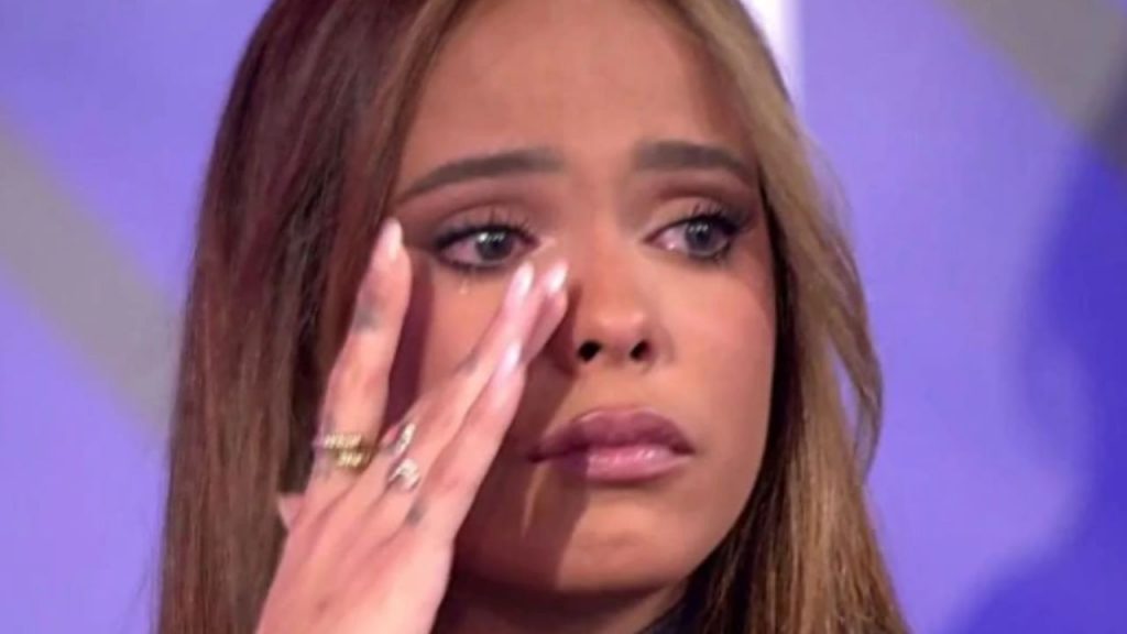 Gloria Camila Ortega rompe a llorar tras ser acusada de mantener relaciones simultáneas con tres hombres. La presión mediática y los conflictos sentimentales complican su estabilidad emocional.