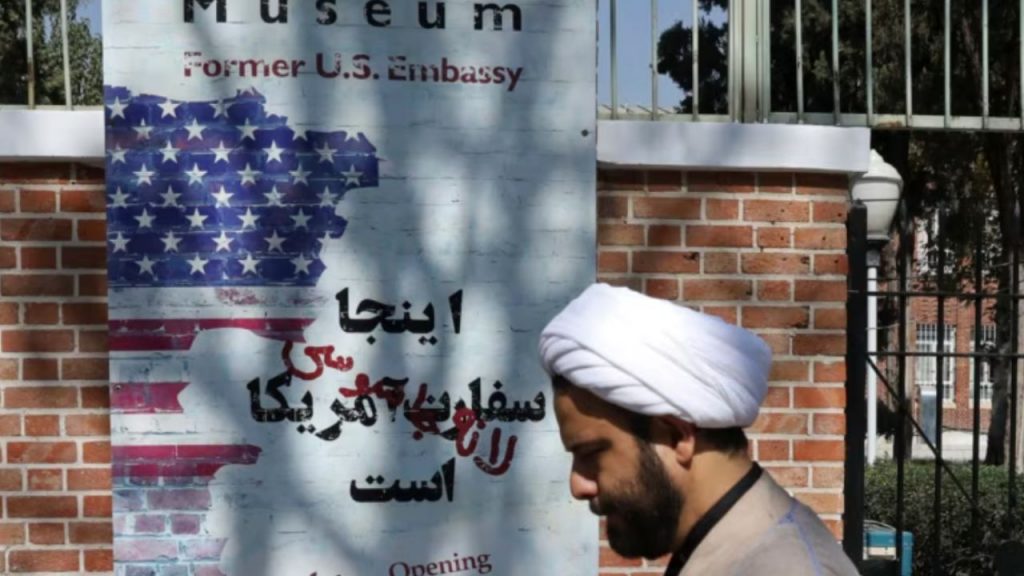 EE. UU. e Irán acumulan más de 40 años de enfrentamiento marcado por ideología, energía y geopolítica. Trump vuelve a presionar a Teherán con el programa nuclear en el centro del pulso, mientras Europa queda como actor secundario.