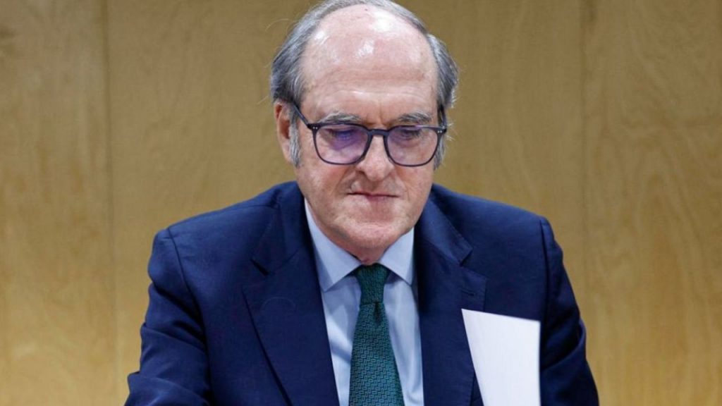 Gabilondo pide actuar ante la subida de precios en avión, bus y alquiler tras el caos ferroviario. El Gobierno estudia límites para evitar abusos en situaciones de emergencia.