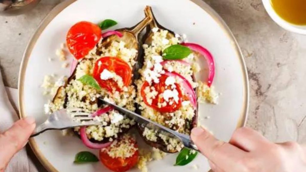 Ensalada mediterránea fresca y saludable con tomate, pepino, aceitunas y queso fresco. Lista en 10 minutos, ligera y equilibrada, inspirada en la dieta mediterránea tradicional.