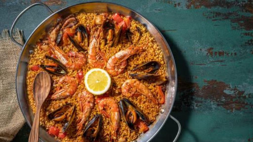 Paella mixta de pollo y marisco, receta española tradicional llena de sabor. Arroz en su punto, caldo aromático y mariscos jugosos en un plato perfecto para compartir.