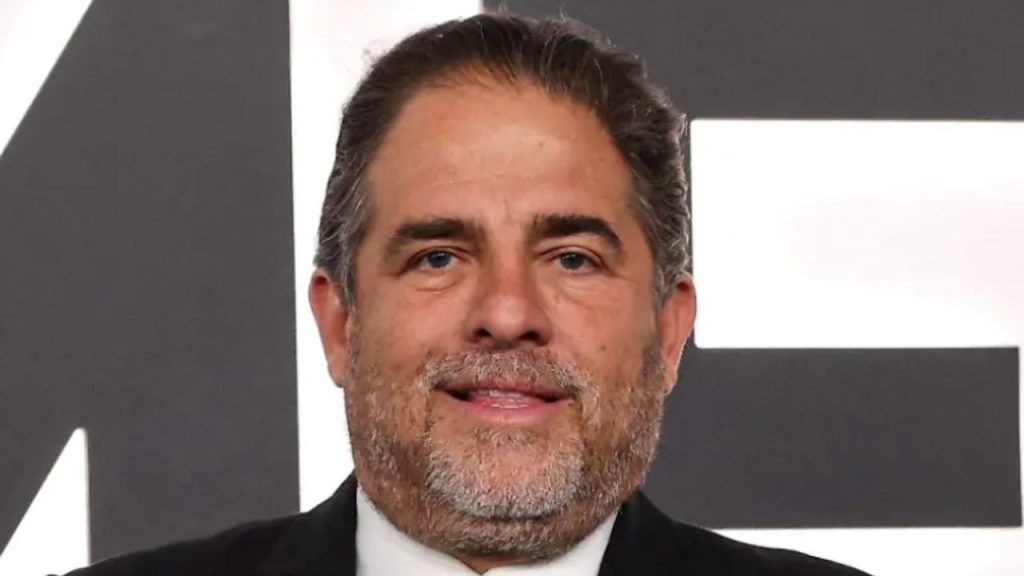 Brett Ratner niega cualquier relación con Jeffrey Epstein tras difundirse una foto en los archivos del caso. El director afirma que fue una imagen tomada en un evento hace 20 años y que no existe ningún indicio de delito.