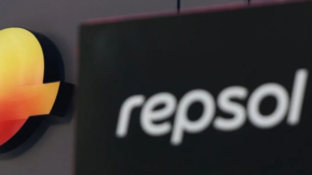 La CNMC multa a Repsol con 20,5 millones y le prohíbe optar a contratos públicos de gasóleo durante seis meses por prácticas anticompetitivas.