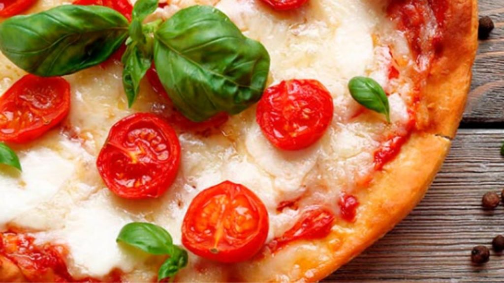 Pizza margarita casera italiana con tomate natural, mozzarella fresca y albahaca. Receta fácil y auténtica, lista en menos de 30 minutos, perfecta para cualquier ocasión.