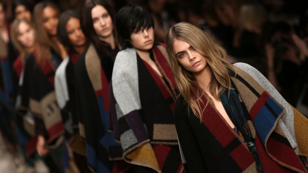 Burberry convierte lo británico en poder global y acelera su giro estratégico hacia 2026