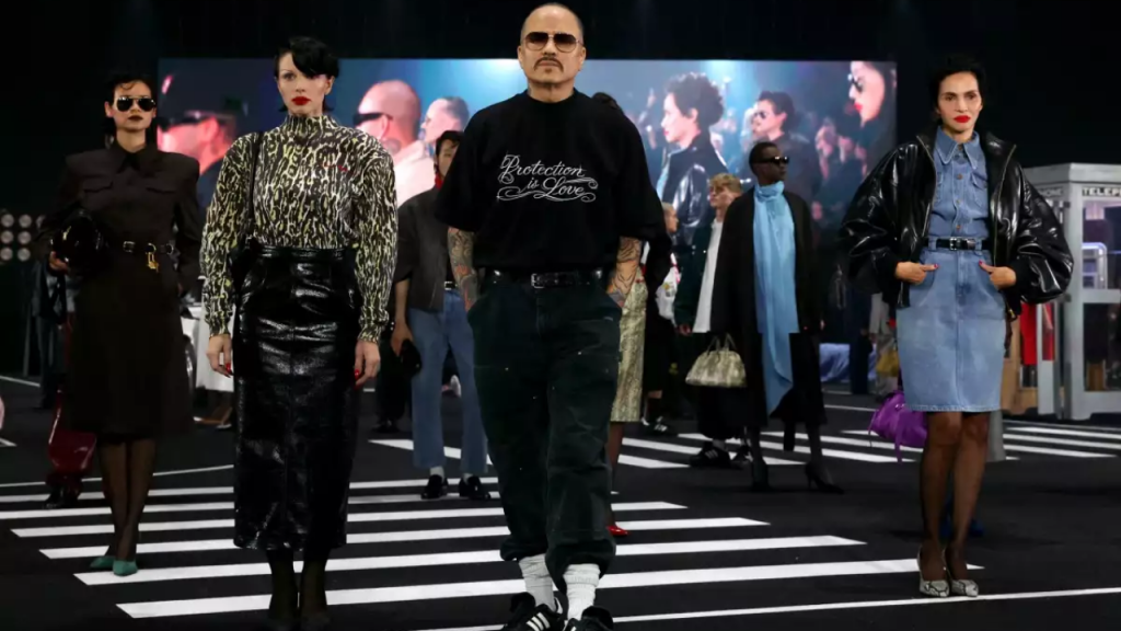 La música urbana mexicana irrumpe en París y sacude la élite de la moda