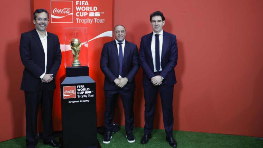 El trofeo original del Mundial provoca el delirio en el Bernabéu
