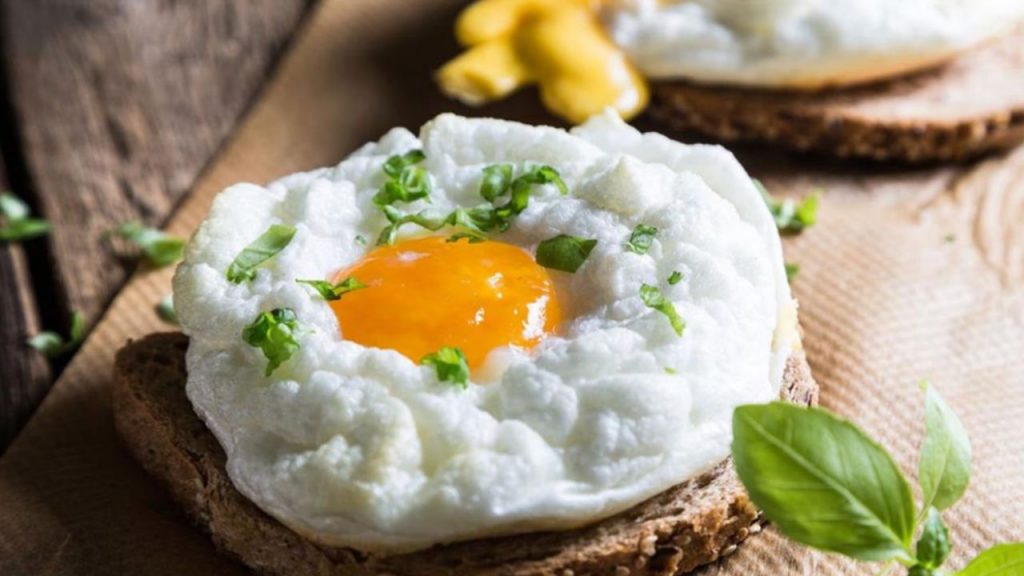 Huevos en nube esponjosos y ligeros, receta viral fácil lista en 13 minutos. Alta en proteína, baja en carbohidratos e ideal para desayunos saludables o brunch originales.