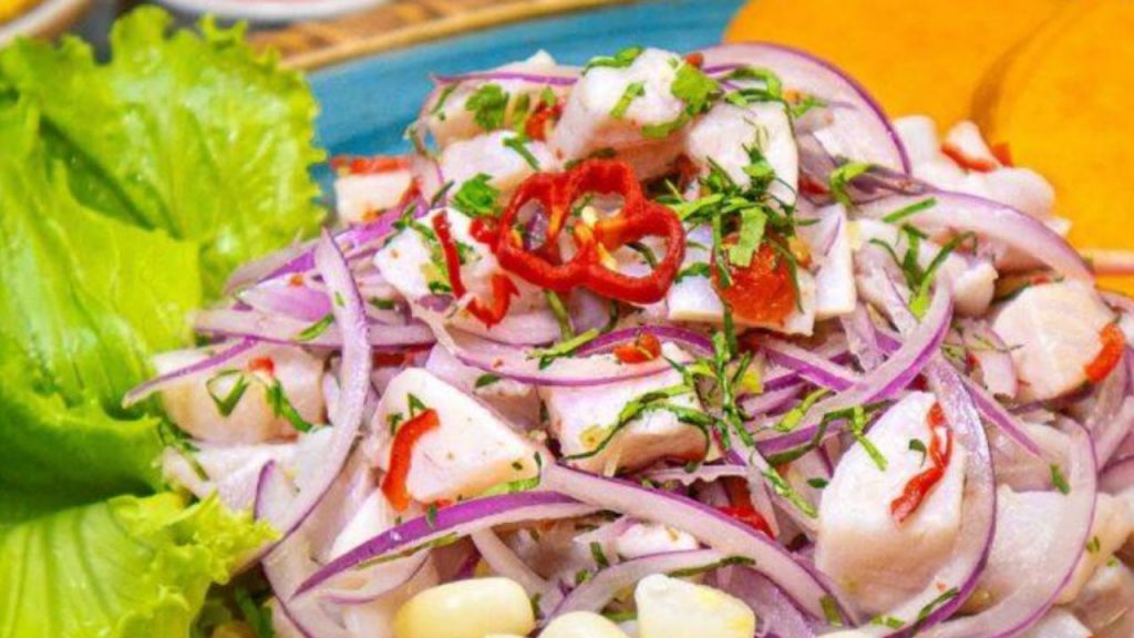 Ceviche clásico peruano de pescado fresco marinado en limón con cebolla morada, cilantro y ají. Receta rápida, ligera y llena de sabor, lista en 15 minutos. Perfecta como entrante saludable.