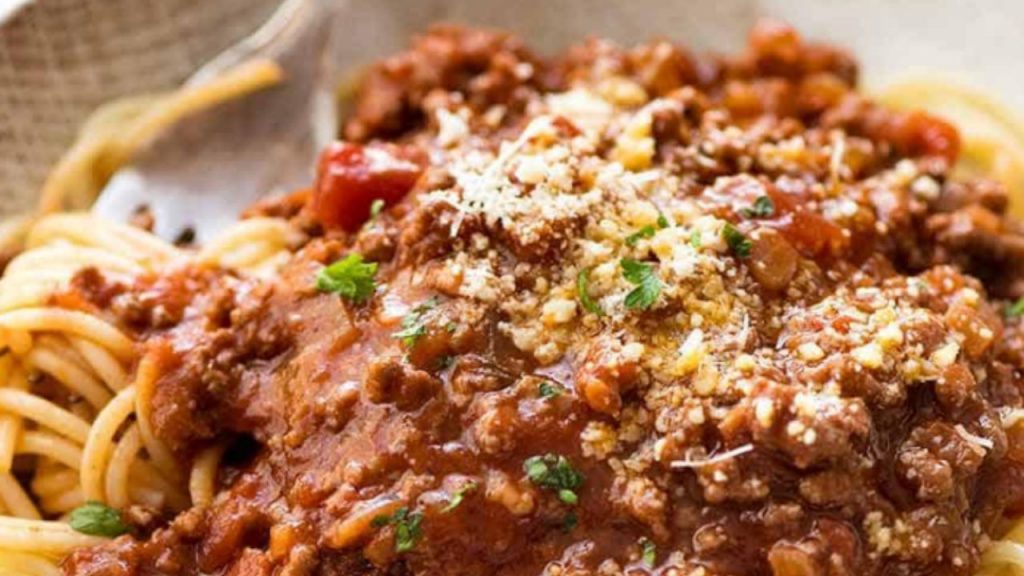 Espaguetis a la boloñesa italianos fáciles y caseros, con carne y tomate. Receta clásica lista en 35 minutos, ideal para comidas familiares, batch cooking y amantes de la cocina tradicional.