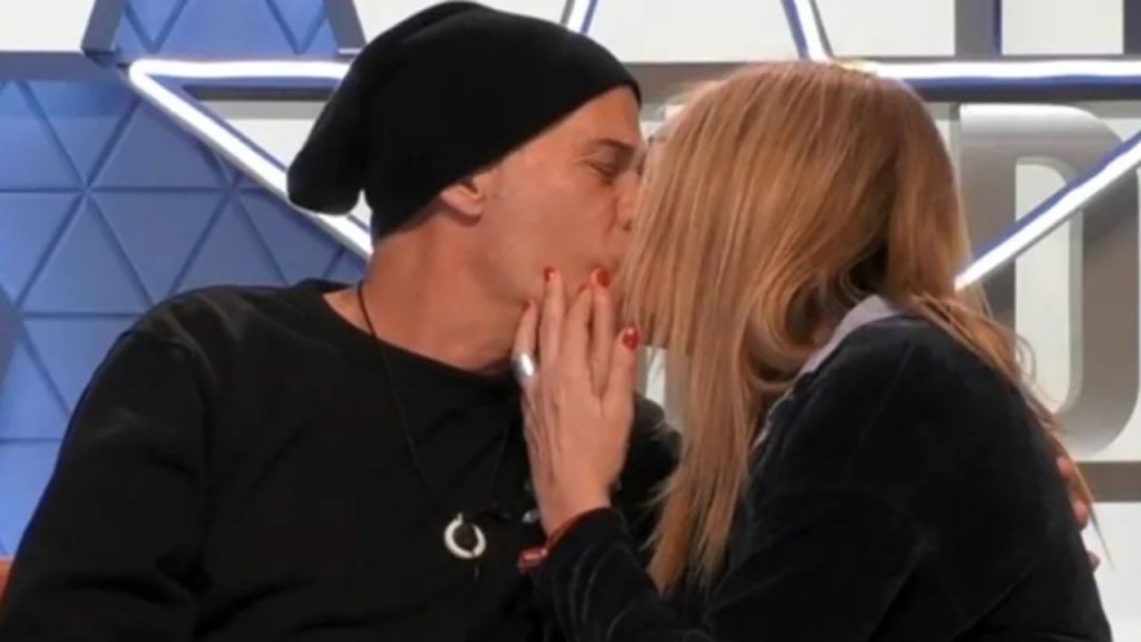 Carlos Lozano sorprende en GH Dúo al dejar atrás a Belén Rodríguez y acercarse a Cristina Piaget. Descubre cómo la química entre ellos ha encendido el drama y las redes sociales en las últimas 48 horas del reality.