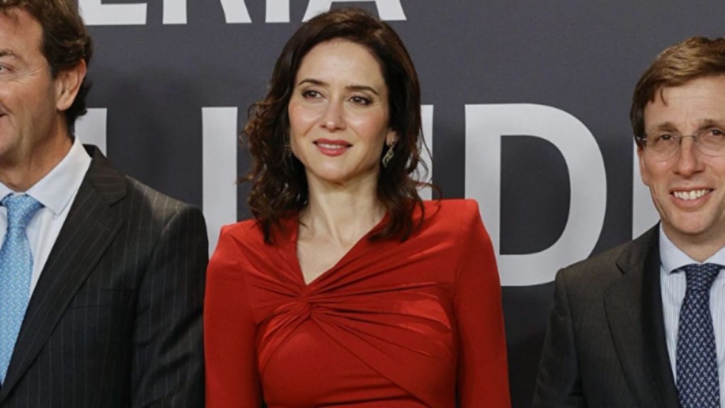 Isabel Díaz Ayuso deslumbra en la gala San Isidro 2026 con looks audaces, mientras Tana Rivera y otras figuras destacan en un evento que combina moda y política. Descubre los estilos que marcaron la noche.