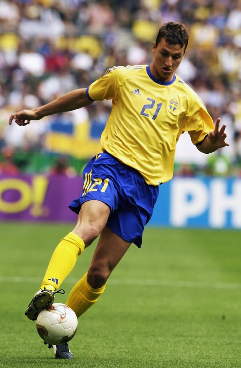 OITA - 16 DE JUNIO: Zlatan Ibrahimovic, de Suecia, corre con el balón durante el partido de la segunda ronda de la Copa Mundial de la FIFA 2002 entre Suecia y Senegal, disputado en el Estadio Oita Big Eye, en Oita, Japón, el 16 de junio de 2002. Senegal ganó el partido 2-1 con un gol de oro en la prórroga. IMAGEN DIGITAL. (Foto de Stu Forster/Getty Images)
